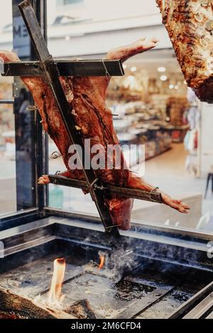 Cochon de lait grillé à la flamme dans un restaurant-grill argentin Banque D'Images