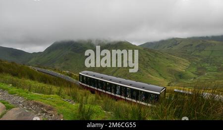 Vue depuis Mount Snowdon, Snowdonia, Gwynedd, pays de Galles, Royaume-Uni - vers le nord en direction de Llyn Padarn et Llanberis, avec le mont Snowdon Banque D'Images
