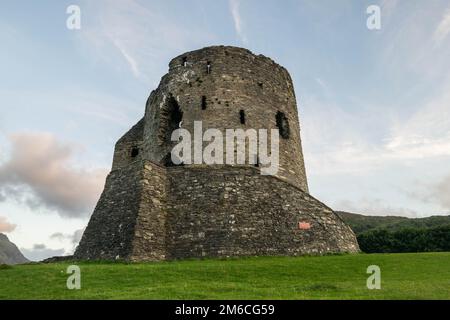 Ruines du château de Dolbadarn au pied de Snowdon Mountain dans le comté de Gwynedd, le parc national de Snowdonia, le Pays de Galles UK Banque D'Images