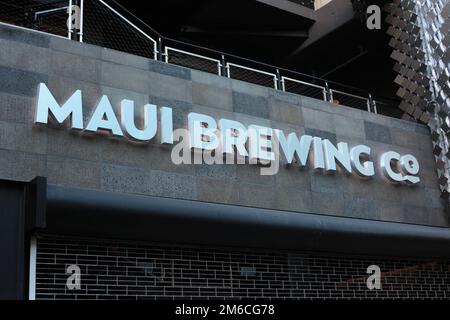 Honolulu, Hawaï - 3 janvier 2023: Avant de magasin fermé et le logo du nom de la société de micro-brasserie réussie Maui Brewing Co. Sur Kalakaua Ave à Waikiki Banque D'Images