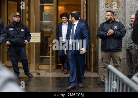 L'ancien PDG de FTX Sam Bankman-Fried quitte la Cour fédérale de New York sur 3 janvier 2022 après avoir plaidé non coupable pour des accusations liées à l'effondrement de sa société Banque D'Images