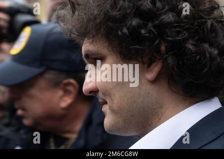 L'ancien PDG de FTX Sam Bankman-Fried quitte la Cour fédérale de New York sur 3 janvier 2022 après avoir plaidé non coupable pour des accusations liées à l'effondrement de sa société Banque D'Images