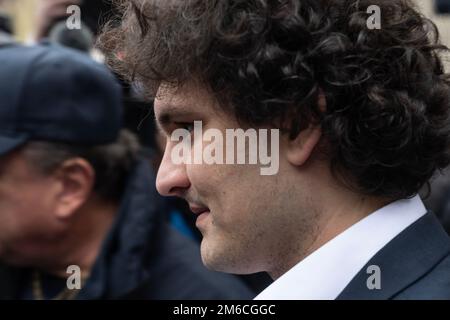 New York, États-Unis. 03rd janvier 2023. L'ancien PDG de FTX Sam Bankman-Fried quitte la Cour fédérale de New York sur 3 janvier 2022 après avoir plaidé non coupable pour des accusations liées à l'effondrement de sa société. Sam Bankman-Fried doit faire face à huit accusations liées à l'effondrement de son ancien crypto-échange FTX et de son fonds de couverture Alameda Research. Son procès est prévu sur 2 octobre 2023. (Photo de Lev Radin/Sipa USA) crédit: SIPA USA/Alay Live News Banque D'Images