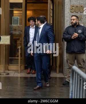 New York, États-Unis. 03rd janvier 2023. L'ancien PDG de FTX Sam Bankman-Fried quitte la Cour fédérale de New York sur 3 janvier 2022 après avoir plaidé non coupable pour des accusations liées à l'effondrement de sa société. Sam Bankman-Fried doit faire face à huit accusations liées à l'effondrement de son ancien crypto-échange FTX et de son fonds de couverture Alameda Research. Son procès est prévu sur 2 octobre 2023. (Photo de Lev Radin/Sipa USA) crédit: SIPA USA/Alay Live News Banque D'Images