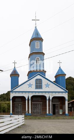 Belle église (Iglesia de Tenaún) entièrement faite de bois et peinte en bleu et blanc à Tenaún sur Chiloé (Isla Grande de Chiloé) au Chili Banque D'Images