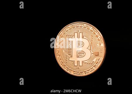 Sur fond noir, une pièce de monnaie en or de Bitcoin se ferme Banque D'Images