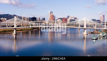 Pont de transit Portland Oregon Downtown City Skyline Willamette River Bridges Banque D'Images