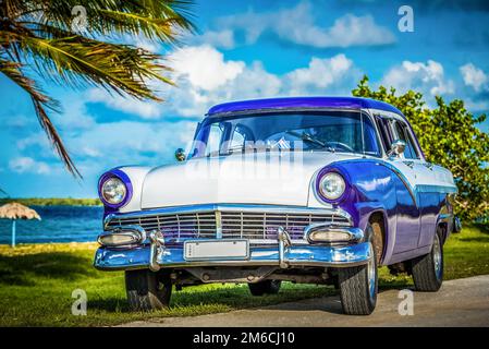 HDR - voiture vintage bleu américain blanc garée sur la plage sur la bande latérale à la Havane Cuba - série C Banque D'Images