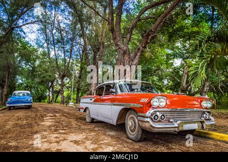 HDR - Red american vintage voiture garée à Santa Clara Cuba - série Cuba reportage Banque D'Images