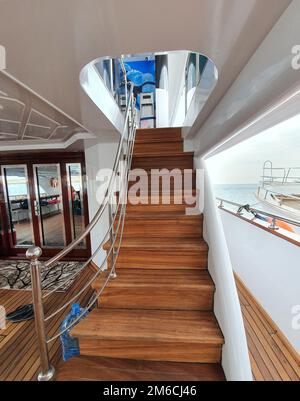 Bel escalier intérieur en acier inoxydable à la terrasse inférieure sur un yacht Banque D'Images