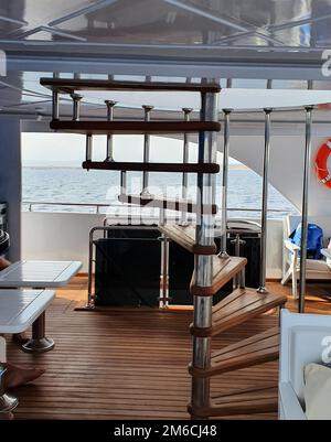 Un bel escalier en bois à l'intérieur jusqu'à la terrasse inférieure sur un yacht Banque D'Images