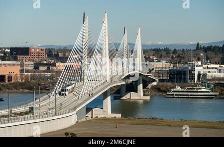 Les gens se déplacent à travers Portland Bridge Willamette River Cascade Mountain Range Banque D'Images