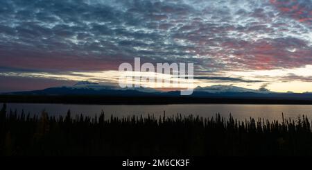 Le lac Willow surplombe Wrangell St-Elias, dans le sud de l'Alaska Banque D'Images