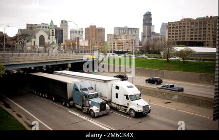 La circulation sur l'Interstate Highway circule dans la région métropolitaine d'Arouund Detroit Michigan Banque D'Images