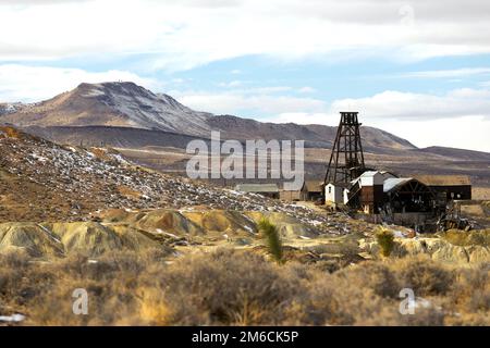 Mine abandonnée arbre Nevada territoire montagne hiver Banque D'Images