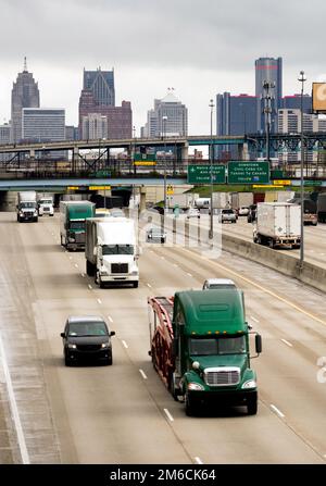 La circulation sur l'Interstate Highway circule dans la région métropolitaine d'Arouund Detroit Michigan Banque D'Images