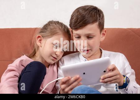 Deux enfants jouant avec digital tablet Banque D'Images