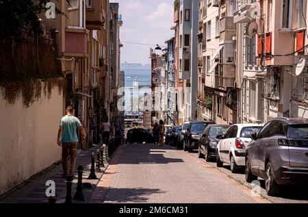 Rues étroites, colline, vue sur la mer à Kadikoy Istanbul Turquie Banque D'Images