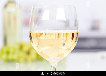 Vin vin blanc vin blanc en verre Banque D'Images