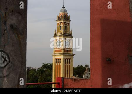 Tour de l'horloge depuis le toit d'un immeuble voisin. Banque D'Images