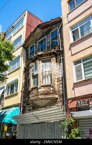 Ancienne maison ottomane en bois shabby sqeezed betwen moderne maisons résidentielles à Kadikoy, Istanbul Turquie Banque D'Images