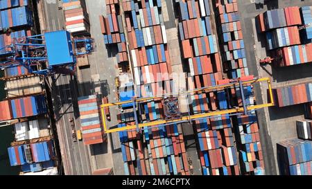 Un port maritime dans une grande ville. Vue de drone. Banque D'Images