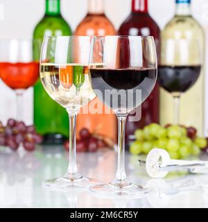 Vin vin vin rouge dans verre raisins carrés Banque D'Images