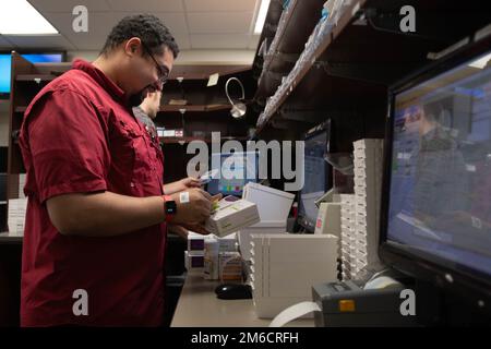 Brandon Duff, technicien en pharmacie certifié du 59th Medical Diagnostics and Therapeutics Squadron, remplit une ordonnance au Wilford Hall Ambulatory Surgical Centre, joint base San Antonio-Lackland, Texas, 22 avril 2022. L'équipe de la pharmacie fournit des médicaments de façon sécuritaire et efficace en vérifiant les quantités, les directives et les doses. Banque D'Images