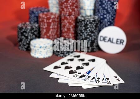 Casino photo abstraite. Jeu de poker sur fond rouge. Banque D'Images