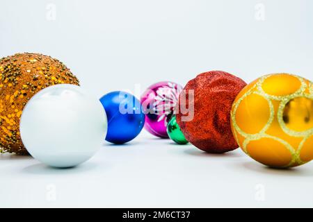 Boules de noël colorées sur fond blanc. Banque D'Images