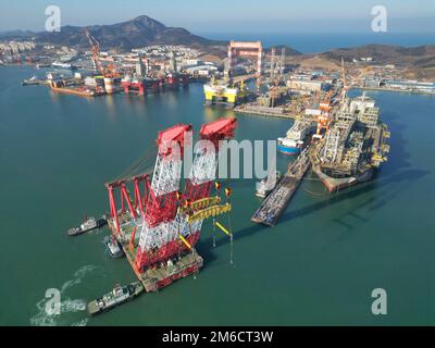 YANTAI, CHINE - le 3 JANVIER 2023 - Une grande grue flottante est utilisée pour déplacer la berge à la base de construction de CIMC Raffles à Yantai, en Chine orientale Banque D'Images