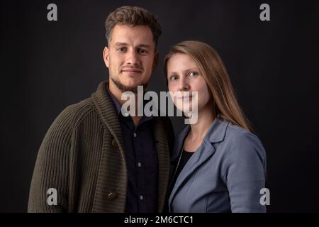 Portrait d'un jeune couple en studio Banque D'Images