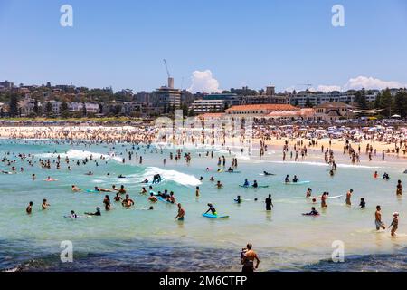 Emblématique Bondi Beach dans la banlieue est de Sydney, ciel bleu été jour 2023, la foule affluent à la plage, Sydney, NSW, Australie océan très occupé Banque D'Images