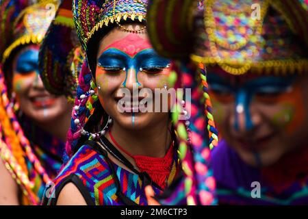 Bogota, Colombie. 03rd janvier 2023. Les artistes et les interprètes dansent lors du défilé 'Canto a la Tierra' qui fait partie de la traditionnelle 'Carnaval de Negros y Blancos' à Pasto, Nariño, 3 janvier 2023. Ce carnaval reconnu par l'UNESCO a lieu chaque année en janvier dans la ville de Pasto, dans le sud des Andes. Le ''Carnaval de Negros y Blancos'' a ses origines dans un mélange d'expressions culturelles amazoniennes, andines et du Pacifique par l'art, les danses, la musique et les fêtes culturelles. Crédit : long Visual Press/Alamy Live News Banque D'Images