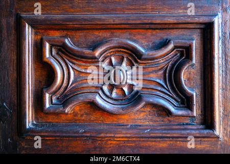 Incrustation en bois . Artisanat en bois, porte ancienne ornée Banque D'Images