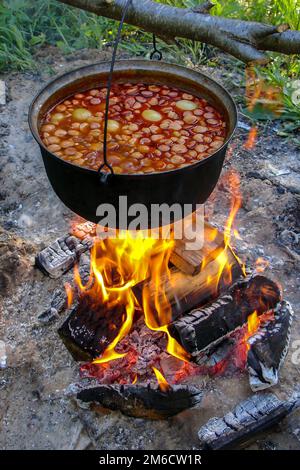 Soupe de cuisson sur le feu à l'extérieur pour le camping. Banque D'Images