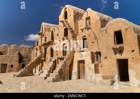 Greniers (magasins de céréales) d'un village fortifié berbère, connu sous le nom de ksar. Ksar Ouled Soltane, Tunisie Banque D'Images