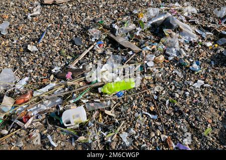 La pollution de l'environnement due au platsam et au jetsam s'est envorée sur les rives de la Tamise, Londres, Angleterre, Royaume-Uni Banque D'Images