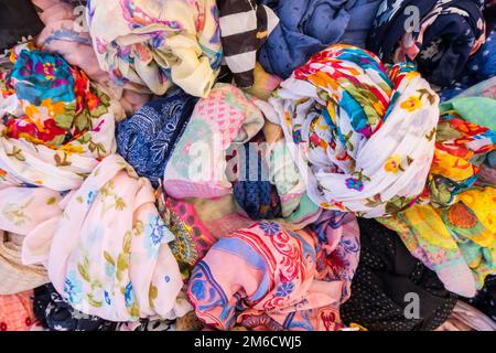 Plusieurs couleurs, tissus et textures de vêtements de femme dans un magasin de rue. Banque D'Images