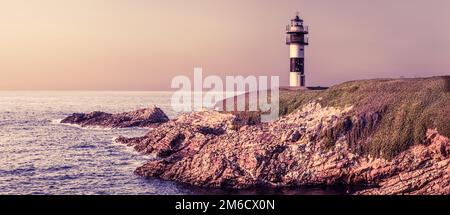 Coucher de soleil violet à Faro Isla Pancha, phare de l'île Pancha , Ribadeo, Espagne Banque D'Images