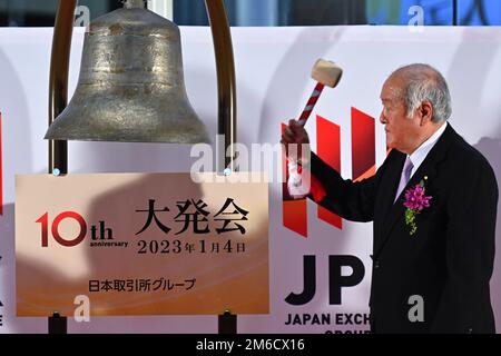 Tokyo, Japon. 4th janvier 2023. Le ministre des Finances du Japon, Shunichi Suzuki, sonne la cloche à la Bourse de Tokyo (TSE) le 4 janvier 2023, à Tokyo, au Japon, lors d'une cérémonie marquant le premier jour de négociation de l'année. (Image de crédit: © POOL via ZUMA Press Wire) Banque D'Images