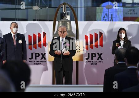 Tokyo, Japon. 4th janvier 2023. Le ministre des Finances japonais Shunichi Suzuki prononce un discours à la Bourse de Tokyo le 4 janvier 2023, à Tokyo, au Japon, au cours d'une cérémonie marquant le premier jour de négociation de l'année. (Image de crédit: © POOL via ZUMA Press Wire) Banque D'Images