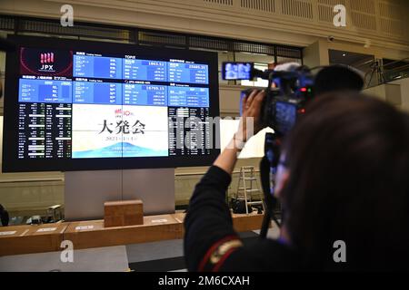 Tokyo, Japon. 4th janvier 2023. Un membre de la presse filme le tableau des données financières à la Bourse de Tokyo le 4 janvier 2023, à Tokyo, au Japon, lors d'une cérémonie marquant le premier jour de bourse de l'année. (Image de crédit: © POOL via ZUMA Press Wire) Banque D'Images