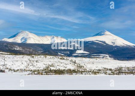 Des sommets enneigés de la chaîne de dix milles sur le réservoir Dillon, au Colorado, par une froide journée d'hiver Banque D'Images