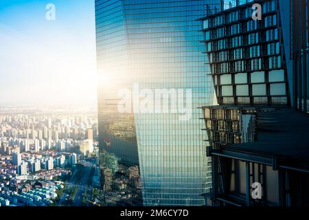 Immeuble de bureaux de couleur bleue Banque D'Images