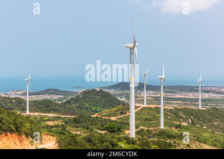 Les éoliennes sur le paysage le long de la route contre le ciel vide Banque D'Images