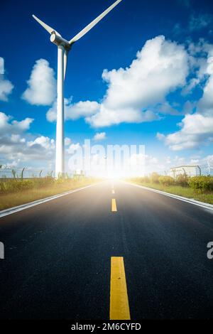 Les éoliennes sur le paysage le long de la route contre le ciel vide Banque D'Images