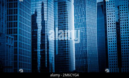 Immeuble de bureaux de couleur bleue Banque D'Images