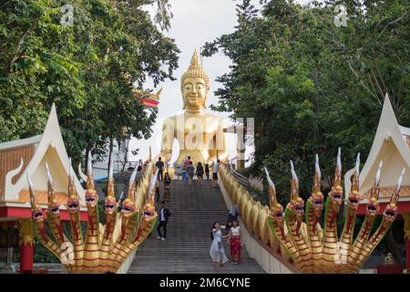 THAÏLANDE PATTAYA WAT PHRA YAI BOUDDHA Banque D'Images