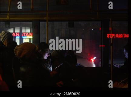 Kiev, Ukraine. 03rd janvier 2023. Les gens se trouvent dans le bus de Kiev. L'armée russe a mené des attaques massives de roquettes et de drones kamikaze sur les infrastructures énergétiques ukrainiennes. La Russie a envahi l'Ukraine le 24 février 2022, déclenchant la plus grande attaque militaire en Europe depuis la Seconde Guerre mondiale (Photo par Sergei Chuzavkov/SOPA Images/Sipa USA) crédit: SIPA USA/Alay Live News Banque D'Images